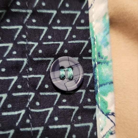 Mens short sleeve button down size XL with geometric design - Picture 5 of 7